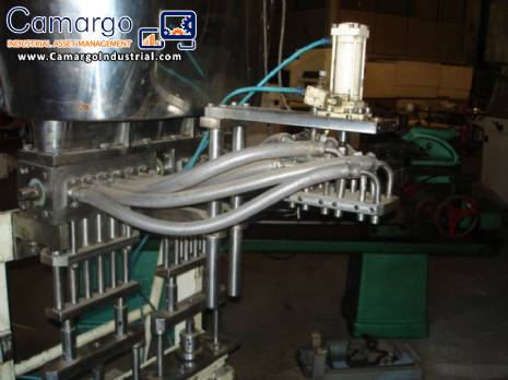 Linear filling machine with thermoforming