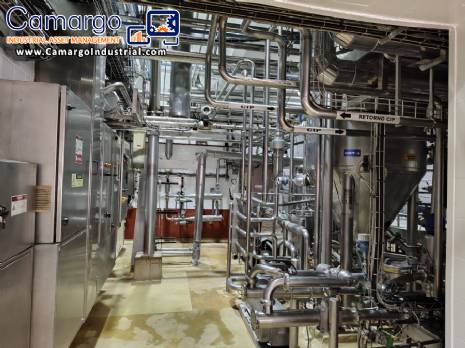 Stainless steel processing reactor tanks, 1140 liters, with pump valves.