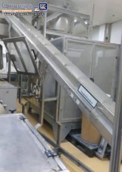 Inclined conveyor belt with stainless steel cleats.