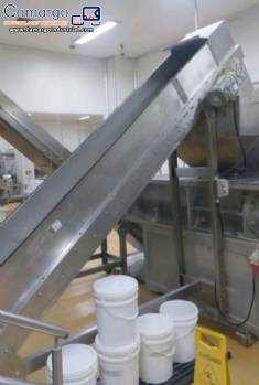 Divamaq inclined conveyor belt with stainless steel cleats