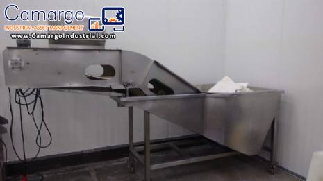Stainless steel washer and feeder for fish and seafood.