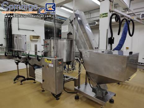 Complete bottling line with filling, labeling, capping, cap positioning and bottle elevator machine by Nelpas Fujinox.