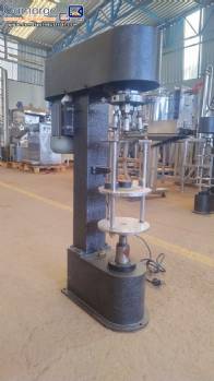 Threading machine for aluminum caps, pilfer caps and plastic caps