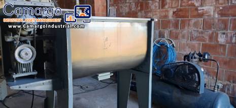 Horizontal paddle mixer with scrapers