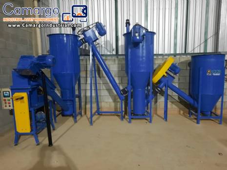 Vertical mixer for powder materials