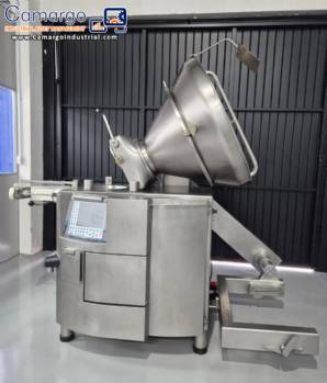 Handtmann vacuum stuffer with twister and tilting elevator, up to 6,000 kg per hour.