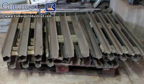 Stainless steel feed chute line with vibrating chute Stainless steel feed chute line with vibrating chute